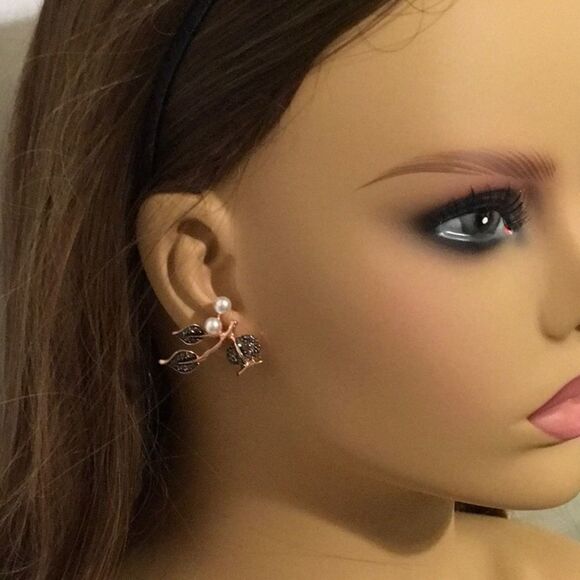 NWT beautiful Betsey Johnson rose gold earrings - Picture 2 of 2